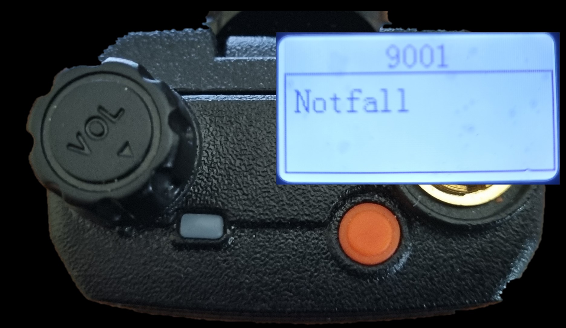 Wir haben eine "One-Key" Messagefunktion für Ordner und Securitys in unser D-PMR Funksystem integriert. Wird der orange Knopf gedrückt, wird eine Notfallnachricht mit Standort-ID übermittelt - für schnelle Hilfe bei unklaren Lagen.